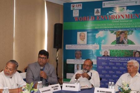 India's bioenergy initiatives can play role in land restoration: Tomar 